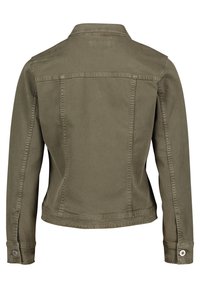 Chaqueta de mezclilla color verde oliva con un ajuste estructurado, cuello clásico, puños con botones y costuras visibles a lo largo de las uniones en la parte trasera.