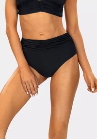 Czarny zestaw bikini z marszczonym wzorem na górze i majtkami o wysokim stanie. Gładka tkanina o matowym wykończeniu.