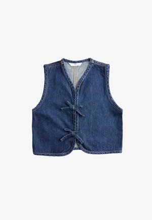 Jeansweste mit V-Ausschnitt, zwei vorderen Bindebändern und orangefarbenen Nähten auf dunkelblauem Stoff, ärmellos mit geradem Saum.