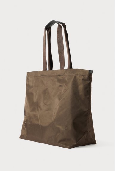 Barna nylon bevásárlótáska, dupla textil fogantyúval, téglalap alakú, sima felülettel és oldalsó varrással. Kényelmes hétköznapi használatra.