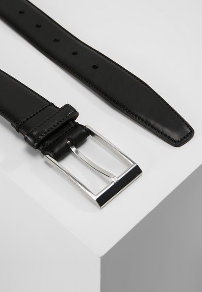 Curea neagră din piele cu cataramă rectangulară din metal argintiu, având un design elegant și detalii de cusătură fină.