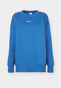 Blå långärmad Nike-tröja med rund hals och vit swoosh-logotyp centrerad på bröstet mot en enkel vit bakgrund.