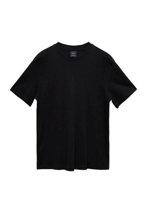En helt svart kortärmad t-shirt med rund hals i bomull, liggande platt, som visar framsidan med synlig varumärkesetikett inuti kragen.