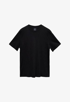 T-shirt in cotone nero a maniche corte e scollo rotondo, disteso su una superficie, che mostra il lato anteriore con l'etichetta del marchio visibile all'interno del colletto.