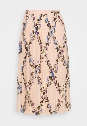 Pleated midi-hame pehmeässä persikassa, jossa on kukkakuosi sinisellä ja violetilla, varustettuna muotoitulla vyötäröosalla ja kevyellä, teksturoidulla kankaalla.