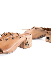 Chaussures en cuir marron à enfiler, avec orteils ouverts, devant avec lacets et talons blocs bas ornés d'accents métalliques circulaires.