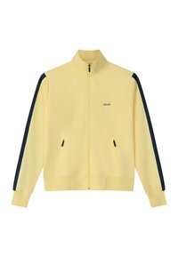 Chaqueta amarilla con cremallera, con rayas negras en las mangas, dos bolsillos frontales con cremallera y un pequeño logo bordado en el pecho.