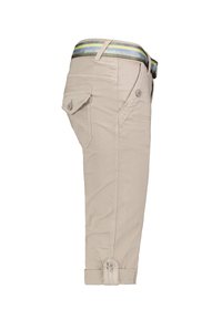 Beige cropped broeken met opgerolde pijpen, voorzien van een geweven gestreepte tailleband in groen, blauw en goud, en zijzakken met knoopsluitingen.