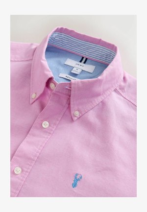 Hellrosa Hemd mit Kragen und strukturiertem Finish, ausgestattet mit weißen Knöpfen und blauer Hummer-Stickerei auf der linken Seite. Gestreifter Innenkragen.