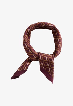 Selyemsál, amelyet egy hurokba kötöttek, geometriai mintával, burgundi, rózsaszín és barna árnyalatokban, fehér háttéren.