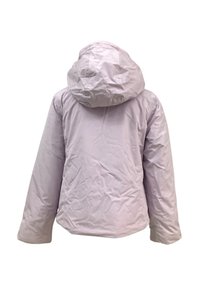 Giacca imbottita di un leggero viola con un ampio cappuccio, maniche lunghe e una texture leggermente stropicciata. Nessuna chiusura o tasche visibili.