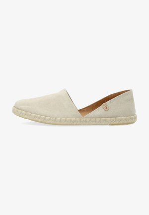 Beżowe zamszowe espadryle wsuwane, z plecioną jutową podeszwą, charakteryzujące się przeszytym brzegiem i małym logo w pobliżu pięty.