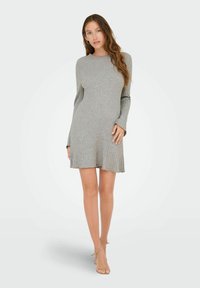 Robe tricotée grise à côtes avec des manches longues, ourlet légèrement évasé et encolure arrondie, dotée d'une texture douce et d'un ajustement confortable.