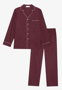Burgundský pyžamový set vyrobený z hladké tkaniny, který obsahuje košili na knoflíky s kapsou a kalhoty s elastickým pasem, zdobené bílými lemy.