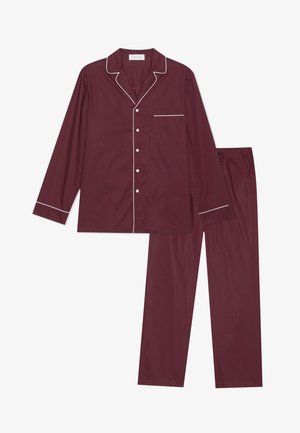Conjunto de pijama burdeos hecho de una tela suave, que presenta una blusa con botones y un bolsillo, y pantalones con cintura elástica a juego, acentuados con ribetes blancos.