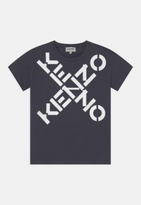 Tmavě modré tričko vyrobené z bavlny, s velkým bíl�ým grafickým textem diagonálně přes přední stranu. Kulatý výstřih a krátké rukávy.
