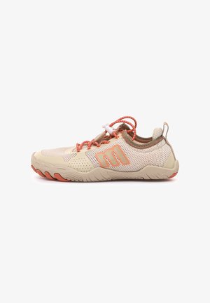 Zapatilla deportiva minimalista de malla en beige y naranja con suela flexible y cordones elásticos ajustables, diseñada para actividades al aire libre.
