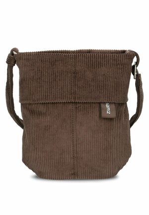 Bolso tipo cubo de pana marrón con correa ajustable y una pequeña etiqueta en el lado frontal derecho.