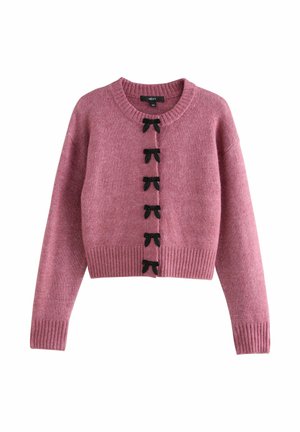 Rosa gestrickte Strickjacke mit langen Ärmeln, rundem Ausschnitt und schwarzen, schmetterlingsförmigen Knopfakzenten entlang der Vorderseite. Rippbündchen an Saum und Ärmeln.