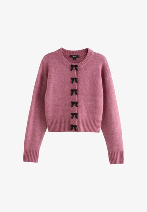 Cardigan tricotat roz cu mâneci lungi, guler rotund și accente de nasturi în formă de fundiță negri pe față. Manșete și tiv cu nervuri.