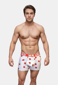 Vita boxershorts med röd midja som har texten "MR UKO". Shortsen är dekorerade med små röda jordgubbsmönster.