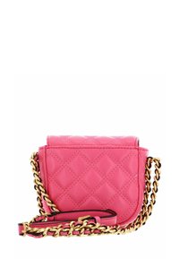 Sac bandoulière en cuir matelassé rose avec une bandoulière chaîne dorée, présenté de dos sur un fond blanc.