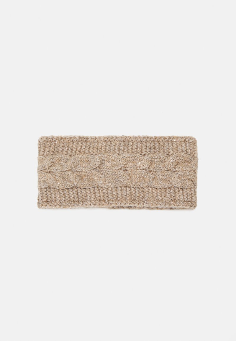 Strick-Stirnband in hellbeige mit erhöhtem Zopfmuster; weiche Textur mit dezentem Schimmer durch eingearbeitete Pailletten; rechteckige Form.