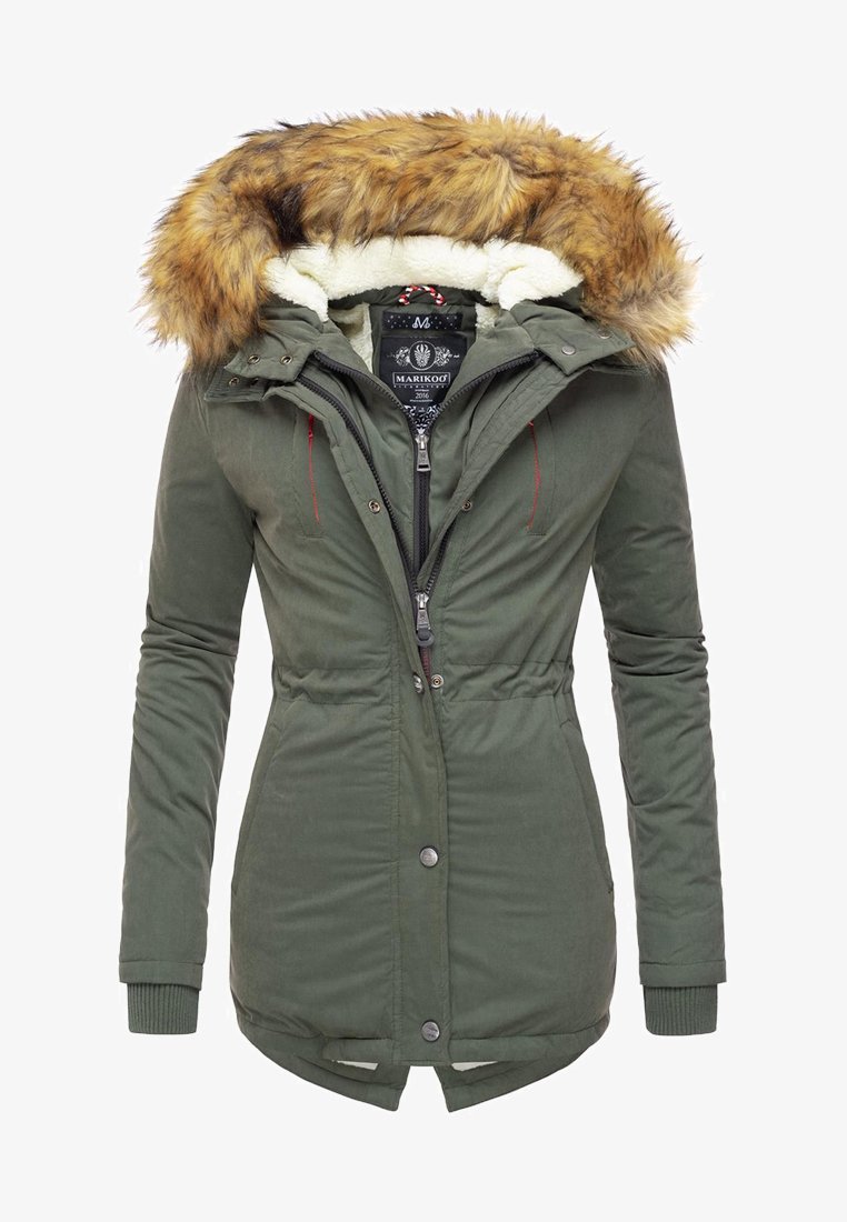Olivovo zelená parka s umelým kožúškom na kapucni, zipsom a patentkami, sťahovacím pásom a rebrovanými manžetami. Mäkka vnútorná podšívka je viditeľná.