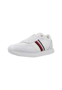 Sneaker bianche sportive realizzate in materiale sintetico, con un lato testurizzato, strisce sottili rosse e nere e una spessa suola in gomma.