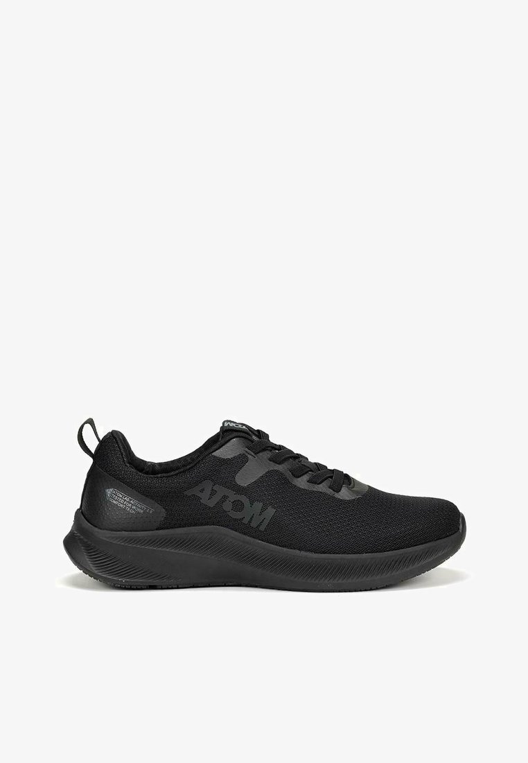 Zapato deportivo negro con parte superior de malla transpirable, suela texturizada y una marca sutil. El diseño incluye una punta redondeada y cierre con cordones.