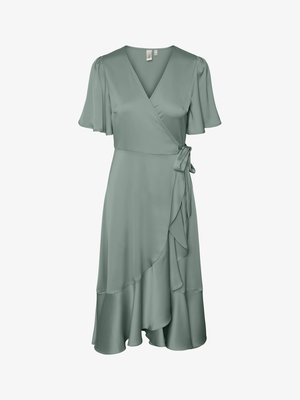 Lysegrøn indpakningskjole med flagrende ærmer, V-udskæring, bindebånd i siden og flæseformet asymmetrisk kant.