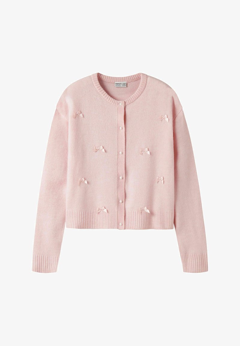 Cardigan en maille rose clair avec col rond, boutons en perle sur le devant et petits nœuds décoratifs à l'avant et aux manches.