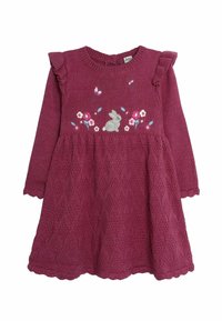 Abito lavorato a maglia in magenta profondo, con spalline a volant, ricamo floreale con un coniglio e un motivo a diamante testurizzato su tutta la superficie.