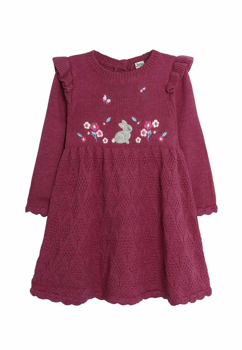Abito lavorato a maglia in magenta profondo, con spalline a volant, ricamo floreale con un coniglio e un motivo a diamante testurizzato su tutta la superficie.