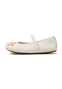 Bailarina de cuero blanco con puntera redondeada, que presenta bordados florales en naranja y verde y una tira delgada a lo largo del empeine. Suela de goma.