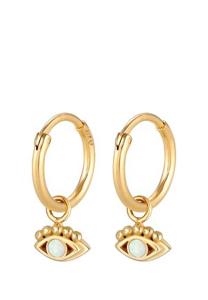 Guld hoops øreringe med en hængende ø charm med en opalescerende midte og dekorative perledetaljer. Glat, poleret metalfinish.