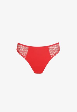 Bikini rojo para mujer con parte delantera de tela lisa y laterales de malla con encaje, sobre un fondo blanco.