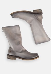 Botas de cuero gris con un diseño holgado, puntera redondeada y un tacón bajo apilado. Presentan una textura suave y acentos minimalistas.