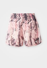 Shorts rosa e beige con un design mimetico. Vita elastica e logo adidas in nero in basso a sinistra. Texture liscia.