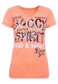 Camiseta de manga corta y escote en V en un vibrante color coral, con atrevidos estampados gráficos en texto blanco y negro, fabricada en una mezcla de algodón con una textura suave.