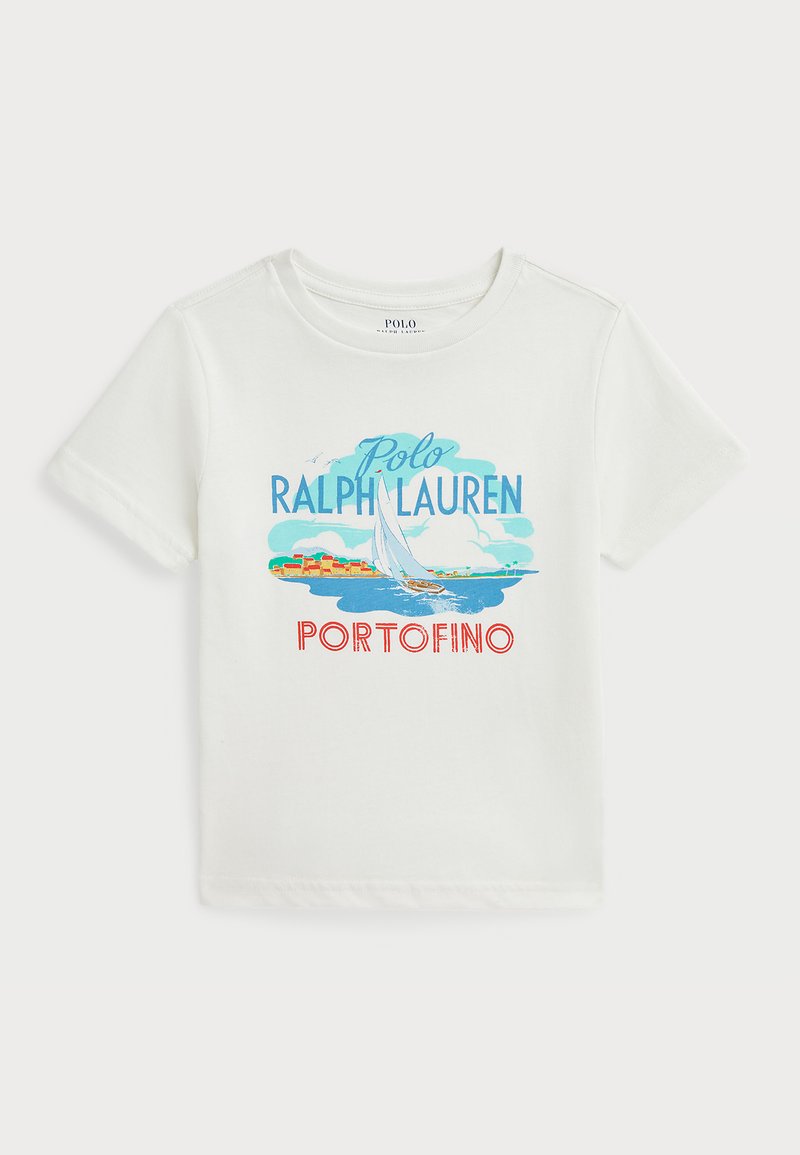 Bílý bavlněný tričko s barevnou grafikou plachetnice a pobřežní scenérií. Text zní „Polo Ralph Lauren Portofino“. Krátké rukávy.