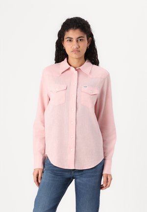 Rosa Langarmshirt mit Knopfleiste, zwei Brusttaschen, abgerundetem Saum und einem kleinen Logo-Tag auf der linken Brustseite.