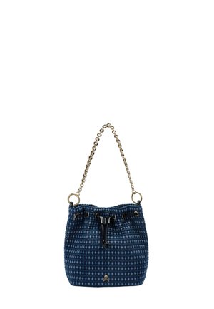 Bolso tipo cubo tejido azul oscuro con cierre de cordón negro y correa de cadena dorada, con pequeño emblema de calavera y tibias cruzadas.