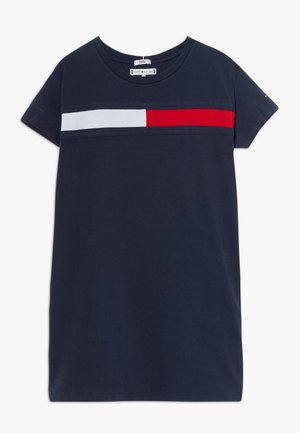 Vestido azul marino de manga corta con bloque de color horizontal en blanco y rojo a lo largo del pecho y escote redondo.