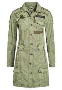 Grön bomullsmilitärjacka med lång ärm, knappstängning, flera fickor, axelremmar och strukturerad detaljering.