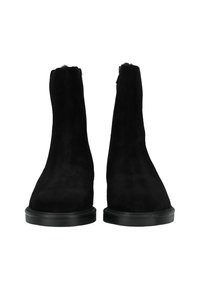 Botas de tobillo de ante negro con un acabado suave y texturizado, que presentan una punta redondeada y una suela de goma negra baja. Cierre con cremallera en el lateral.