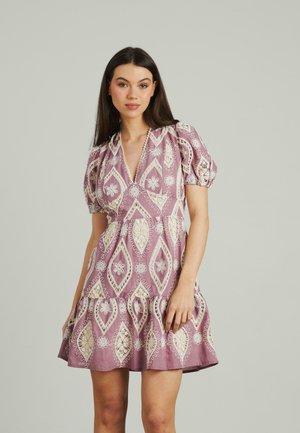 Kurzes lila Kleid mit puffschultern, ausgestattet mit einem weißen floralen und diamantförmigen Muster, Spitzendetails und einem weit ausgestellten Rock.