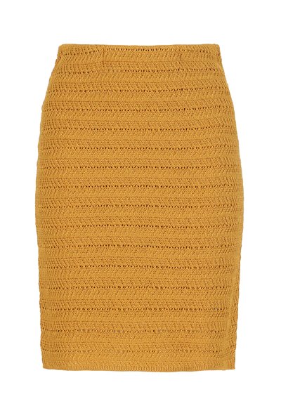 Knielange mosterdgele gebreide kokerrok met horizontale textuurpatronen en een strakke pasvorm.