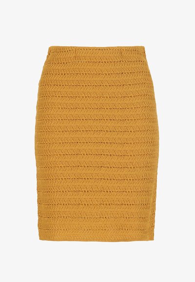 Knielange mosterdgele gebreide kokerrok met horizontale textuurpatronen en een strakke pasvorm.