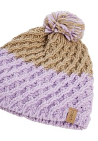 Neulepipo vaaleanruskeana ja laventelina, joissa on tekstuurikuvio, pom-pom-huippu ja pieni ruskea valmistajan merkki.